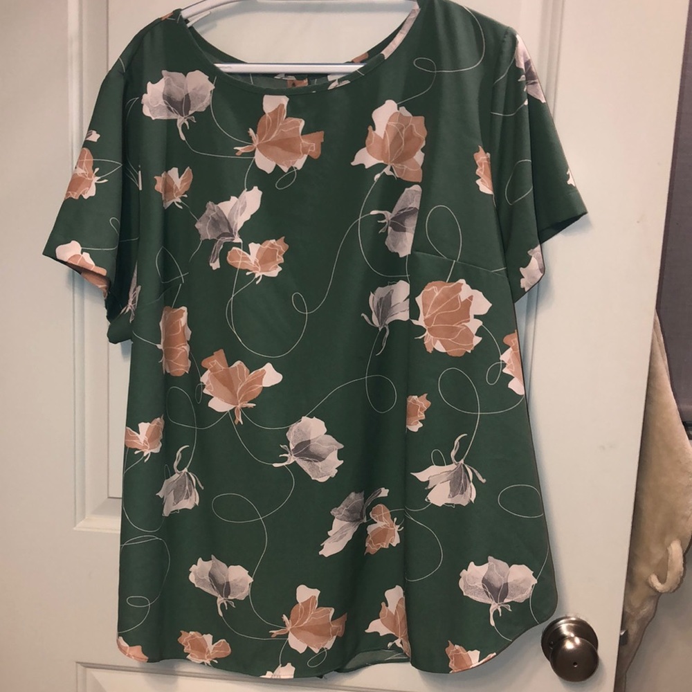 Ava Viv size 2x green floral back button up blouse